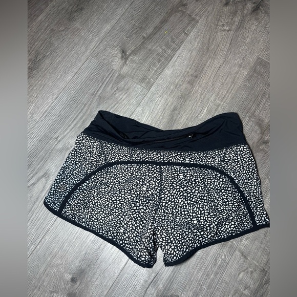 LULULEMON Run Times Shorts 4" Miss Mosaic Black / Black size 6 - Picture 1 of 3